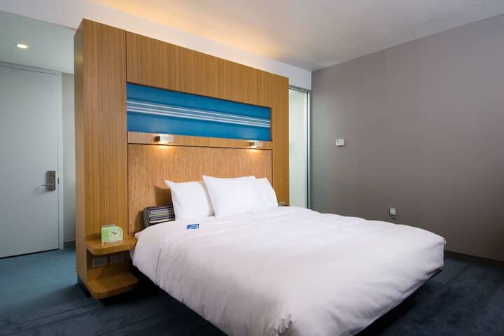 Room 9 of 50